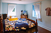  Bedroom with quilts in the Amish House in the Amish Village in the Pennsylvania Dutch Country, Lancaster County, Pennsylvania, USA 