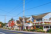  Historic wooden houses with cafes and shops in Bird-in-Hand in the Pennsylvania Dutch Country in Pennsylvania, USA 