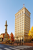 Penn Square with Soldiers and Sailors Monument, Central Market and the historic Watt & Shand Building (Marriott Hotel) in Historic Downtown in Lancaster in Pennsylvania Dutch Country, Pennsylvania, USA