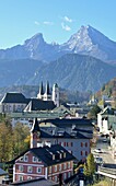 Blick zum Watzmannmassiv, Watzmann mit 'Frau' (links) und 'Kindern' (Mitte)  und Ortsansicht, Berchtesgaden, Oberbayern, Bayern, Deutschland