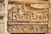 Relief über dem Portal zur Tomba di Rotari oder San Giovanni Battista in Tomba in Monte Sant’Angelo, Gargano, Apulien, Italien, Europa