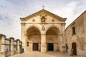 Die römisch-katholische Wallfahrtskirche San Michele Arcangelo, UNESCO Welterbe in Monte Sant’Angelo, Gargano, Apulien, Italien, Europa