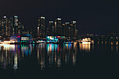 Skyline von Seoul in Südkorea von der Banpo Brücke mit Spiegelung im Fluss.