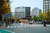 Straßenverkehr um das Sungnyemun Gate in Seoul, Hauptstadt von Südkorea.