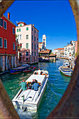 Touristen auf einem Ausflugsboot in einem Seitenkanal, Venedig, Venetien, Italien