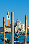 San Giorgio Maggiore-Kirche, Canal Grande mit Gondoliere, Venedig, Venetien, Italien