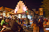  Malioboro Street bei Nacht, große Einkaufsstraße in Yogyakarta, Insel Java, Indonesien, Südostasien 