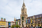  Munich, Marienplatz, full of visitors, with town hall and towers of the Frauenkirche, Bavaria, Germany 