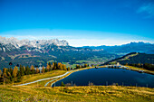 Blick vom Speichersee am Hartkaiser zur Bergkette Wilder Kaiser im Spätherbst, Ellmau, Ostalpen, Tirol, Österreich