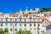 Stadtansichten bei der Statue Estatua Equestre de Dom Joao I mit Blick auf die Burg Castelo de São Jorge, Altstadt Baixa, Lissabon, Region Lisboa, Portugal