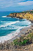 Küstenabschnitt und Surferstrand in der Gemeinde Colares, Kreis Sintra, Region Lissabon, Portugal