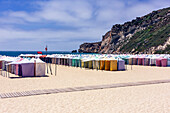 Bunte Strandzelte am Strand, Nazaré, Unterregion Oeste, Region Centro, Provinz Estremadura, Portugal