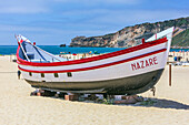 Bunte Fischerboote am Strand, Nazaré, Unterregion Oeste, Region Centro, Provinz Estremadura, Portugal