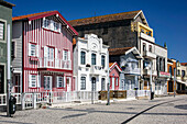 Farbenfrohe Häuser am Strand Praia da Costa Nova, Gafanha da Encarnação, Aveiro, Distrikt Aveiro, Region Centro, Portugal