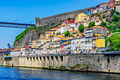 Blick auf bunte Häuser, Altstadt Ribeira am Fluss Douro, Porto, Portugal