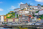 Blick auf bunte Häuser mit Bischofspalast Paço Episcopal,  Altstadt Ribeira am Fluss Douro, Porto, Portugal