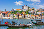 Blick von Vila Nova de Gaia auf die Altstadt mit Bischofspalast Paço Episcopal, Fluss Douro mit typischen Rabelo-Booten, Porto,  Portugal