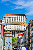 Typische bunte Häuser im Altstadtviertel mit Bischofspalast Paço Episcopal, Ribeira, Porto, Portugal