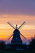 Windmühle Borgsum bei Sonnenuntergang, Insel Föhr, Nordfriesland, Schleswig-Holstein, Deutschland