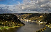  View from the Loreley to St. Goarshausen in the Rhine Valley and Katz Castle, Upper Middle Rhine Valley, Rhineland-Palatinate, Germany 