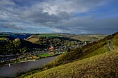 Blick von den Weinbergen bei Kaub in das Rheintal, Schönburg und Altstadt von Oberwesel, Rheinhöhen im Hintergrund, Oberes Mittelrheintal, Rheinland-Pfalz, Deutschland