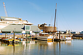 Penn's Landing am Delaware river mit Independence Seaport Museum im Historic Waterfront District in Philadelphia, Pennsylvania, USA