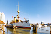 Penn's Landing am Delaware River mit dem historischen Flaggschiff USS "Olympia" und dem U-Boot "Uss Becuna" im Historic Waterfront District in Philadelphia, Pennsylvania, USA