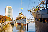  Penn&#39;s Landing on the Delaware River with the Hilton Philadelphia at Penn&#39;s Landing hotel, the historic flagship USS &quot;Olympia&quot; and the submarine &quot;USS Becuna&quot; as well as the four-master &quot;Moshulu&quot; in the foreground in the Historic Waterfront District in Philadelphia, Pennsylvania, USA 