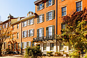  Houses in the Society Hill neighborhood in the Historic Waterfront District in the Historic Waterfront District in Philadelphia, Pennsylvania, USA 