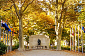  Washington Square with Tomb of the Unknown Soldier of the American Revolution in the Historic Waterfront District in Philadelphia, Pennsylvania, USA 