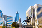  Equestrian statue of General George McClellan on JFK Boulevard and view of skyscrapers One Liberty Building, Comcast Center and Center Municipal Services Building in Center City Philadelphia in the Parkway Museums District in Philadelphia, Pennsylvania, USA 