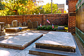  Christ Church Burial Ground with graves of Deborah and Benjamin Franklin in the Historic Waterfront District in Philadelphia, Pennsylvania, USA 