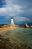 Leuchtturm mit Strand und bizarren Granitfelsen, Spiaggia Porto Faro, Faro di Punta Palau, Palau, Costa Smeralda, Sardinien, Italien