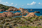 Rote Felsen am Meer, Costa Paradiso, Sardinien, Italien