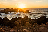 Rote Felsen am Meer, Sonnenuntergang, Costa Paradiso, Sardinien, Italien