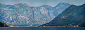Blick auf Bucht von Kotor, Berge von Kotor, Berg Jezerski Vrh, Berglandschaft, Meer, Montenegro, Crna Gora, Insel Kirche Gospa od Škrpjela, Panorama