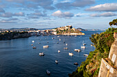 Blick auf Marina Corricella und Terra Murata, Insel Procida, Golf von Neapel, Italien