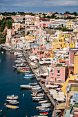 Blick über Procida und Marina Corricella von Terra Murata, Insel Procida, Golf von Neapel, Italien