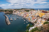 Blick über Procida und Marina Corricella von Terra Murata, Insel Procida, Golf von Neapel, Italien