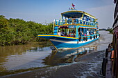 Touristisches Ausflugsboot auf Kanal am Tonle Sap See, Chong Khnies, in der Nähe von Siem Reap, Provinz Siem Reap, Kambodscha, Asien