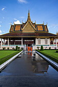  Buddhist monks walking to a temple in the Royal Palace, Phnom Penh, Cambodia, Asia 