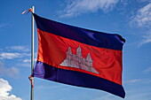 Kambodschanische Nationalflagge vor blauem Himmel, Phnom Penh, Kambodscha, Asien