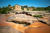 Fluss Aille vor Sägemühle Ruine im Réserve naturelle nationale de la plaine des Maures, Frankreich, Südfrankreich, Region Provence-Alpes-Côte d’Azur\n