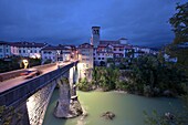 Ansicht an der Ponte Diavolo, Cividale del Friuli mit Turm des Duomo am Fluss Natisone, Friaul, Nord-Italien