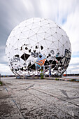 Blick auf die Radarkuppel der ehemaligen Abhörstation auf dem Teufelsberg, Grunewald, Berlin, Deutschland, Europa