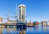 Inner Harbor (Innenhafen) mit Historic Ships Baltimore, World Trade Center mit Observation Deck, Pratt Street Power Plant und National Aquarium in Baltimore, Maryland, USA