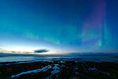 Norwegen, Insel Runde, Polarlichter, Blick auf Meer