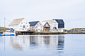 Norwegen, Insel Runde, Häuser am Hafen