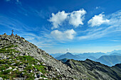  Several people sitting on the summit of the Knittelkarspitze, Knittelkarspitze, Reuttener Höhenweg, Lechtal Alps, Tyrol, Austria 