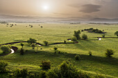 Landschaft im Morgennebel bei Nikšić, Montenegro